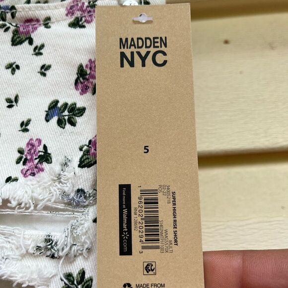 Madden NYC white floral print brand new denim distressed shorts, size 5 - Picture 2 of 12